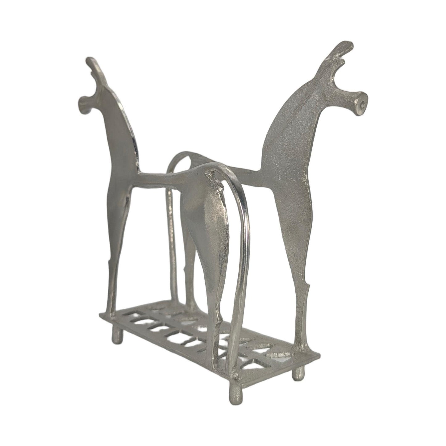 Servilletero y portalápices de peltre con réplica de caballo griego del siglo VIII.