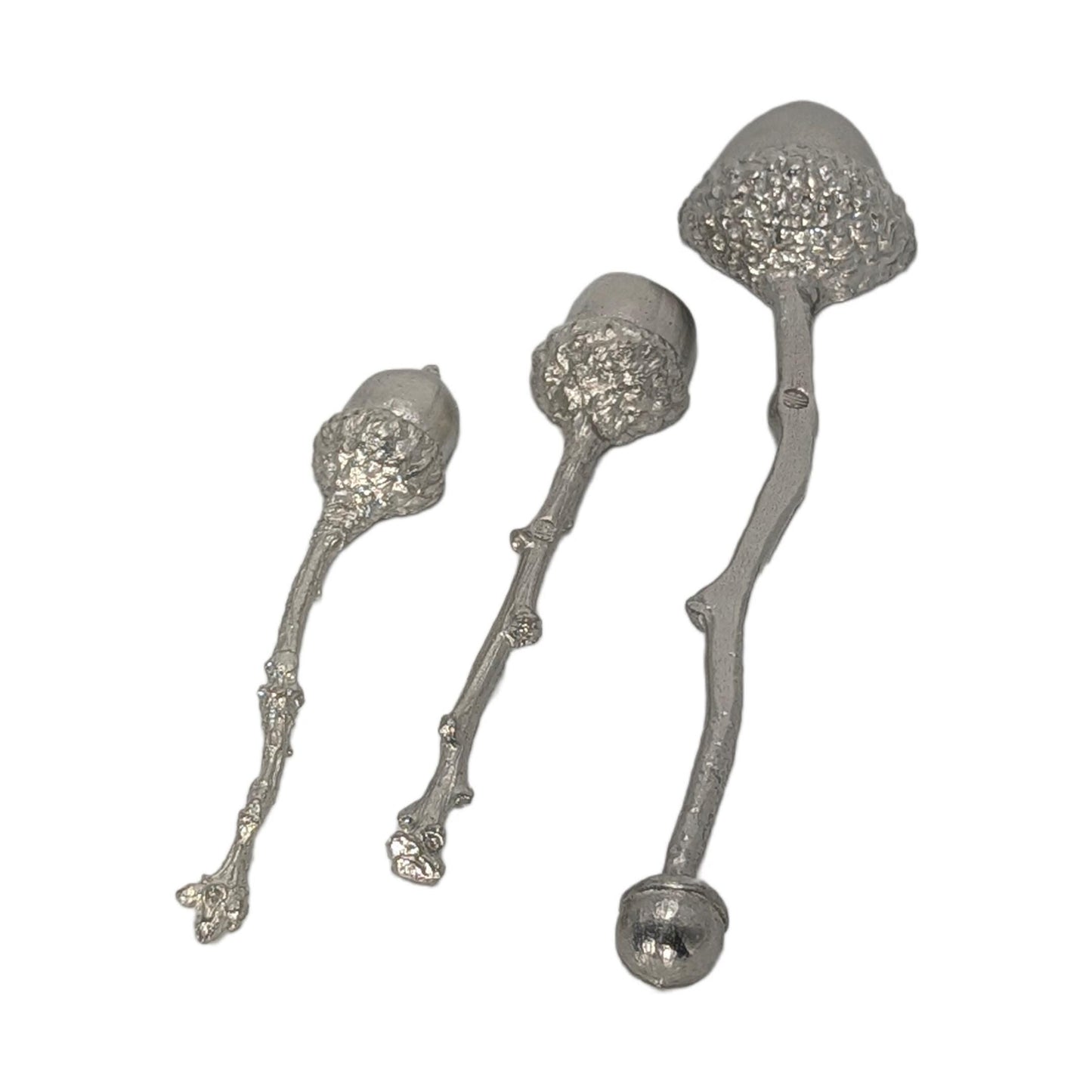 Juego de cucharas de bellota: peltre sin plomo, mango de ramita inspirado en la naturaleza.