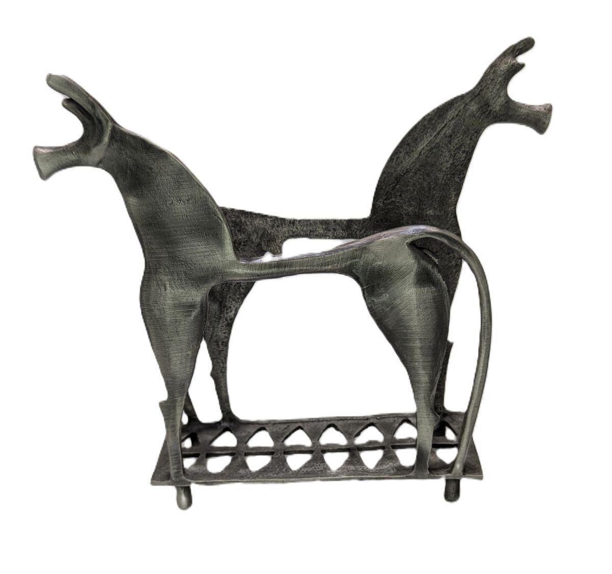 Servilletero y portalápices de peltre con réplica de caballo griego del siglo VIII.