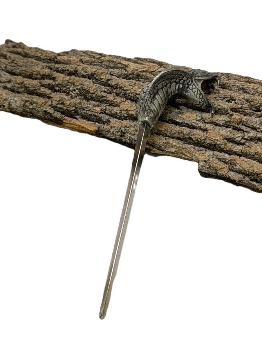 Abrecartas único de peltre con forma de cobra real.