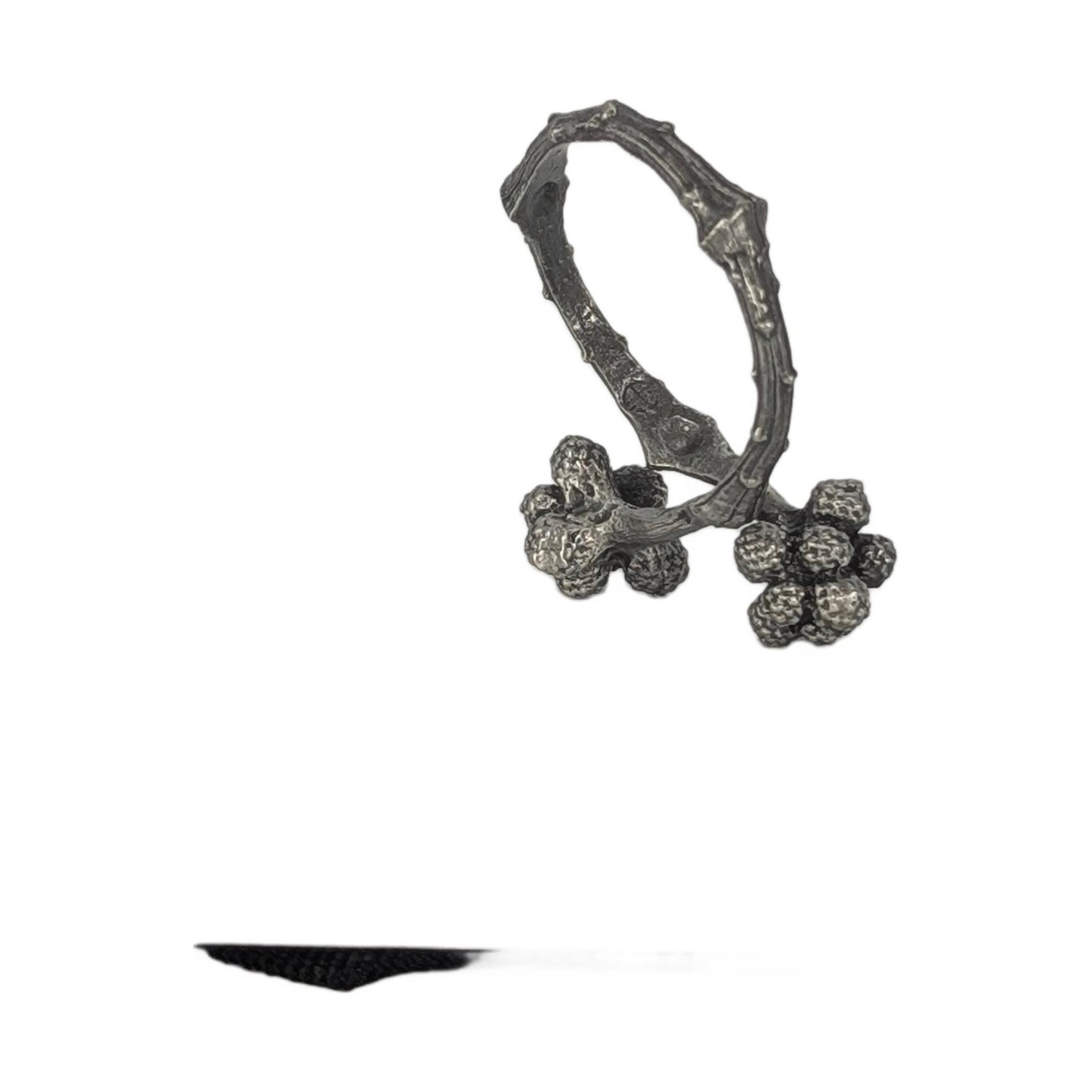 Juego de 4 servilleteros ajustables de peltre con forma de pino paraguas. Inspirados en la naturaleza.