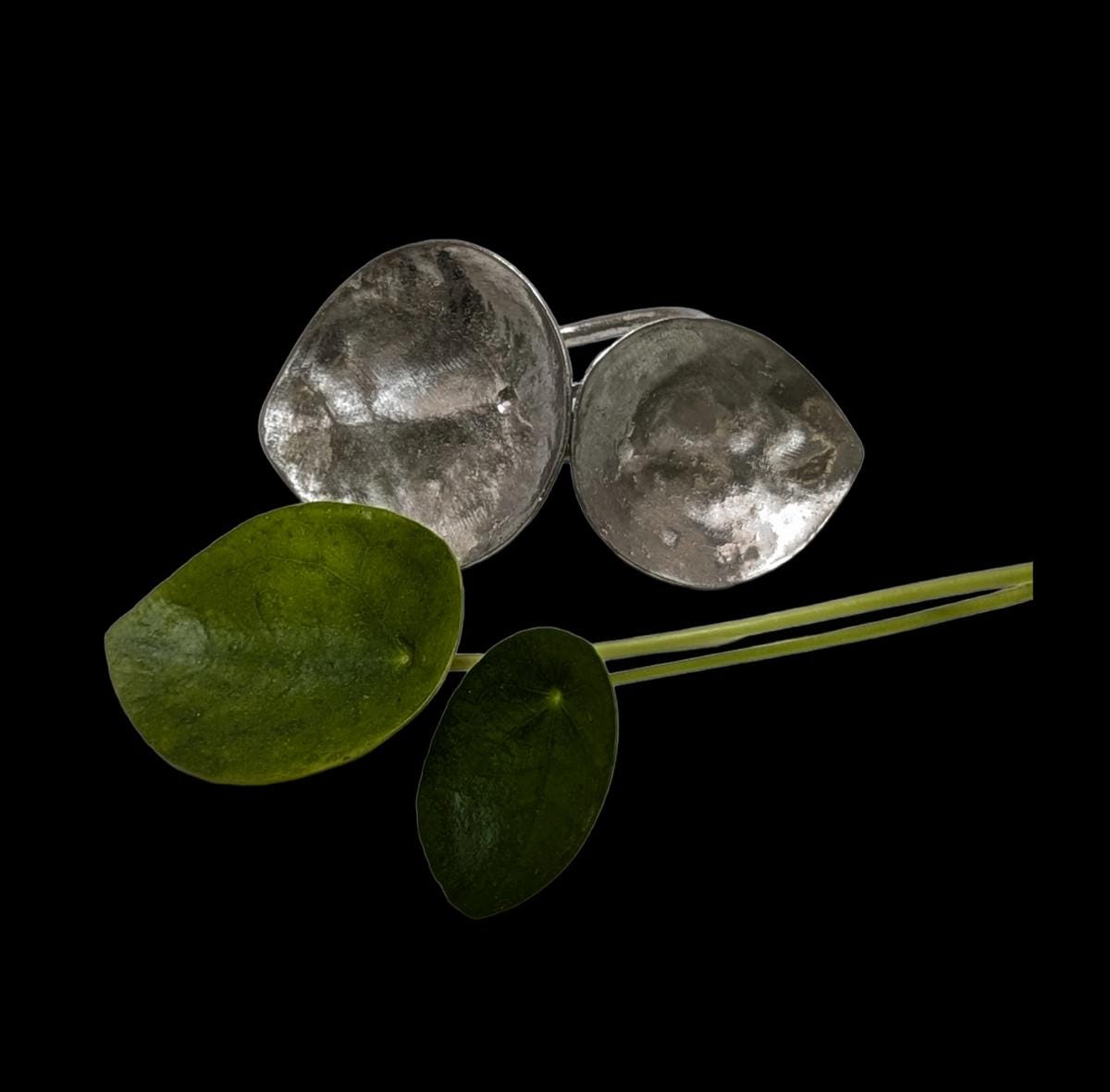 Juego de 4 servilleteros de peltre ajustables con diseño de planta de dinero, inspirados en la naturaleza.