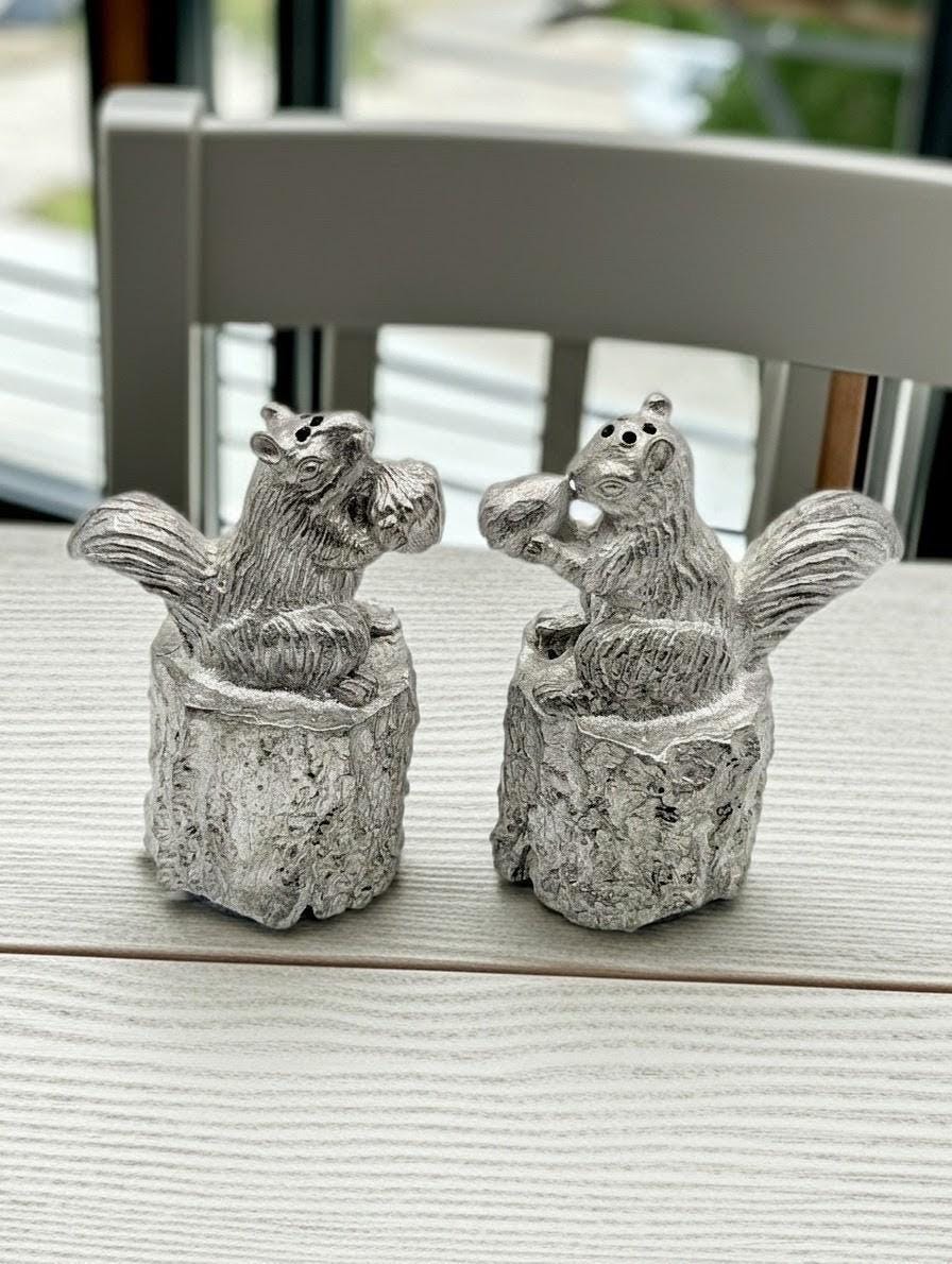Adorable Ensemble Salière et Poivrière Écureuil Miniature Minimaliste en Étain Décoration de Collection