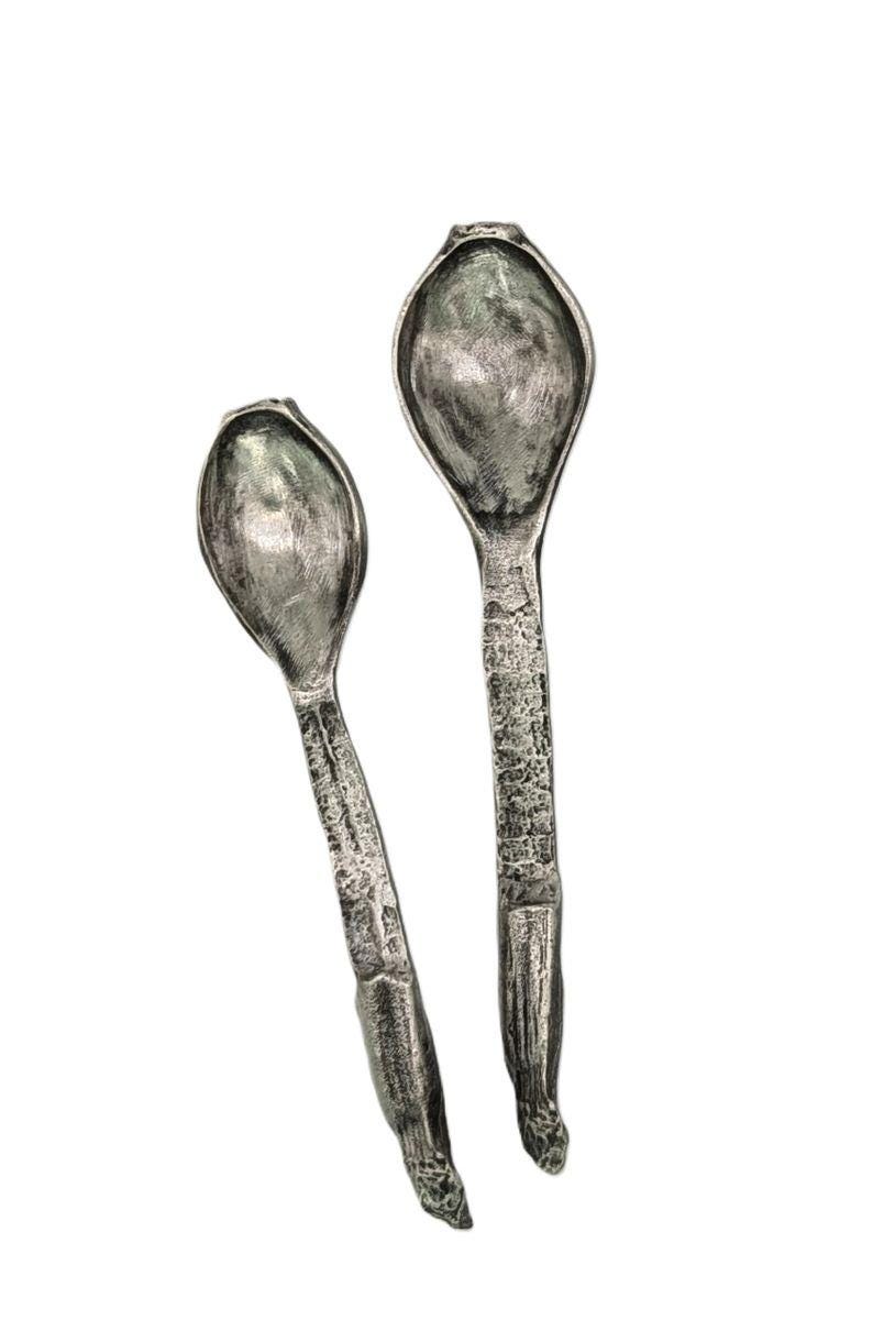 Encantador juego de pequeñas cucharas de peltre con forma de plátano, inspiradas en la naturaleza.