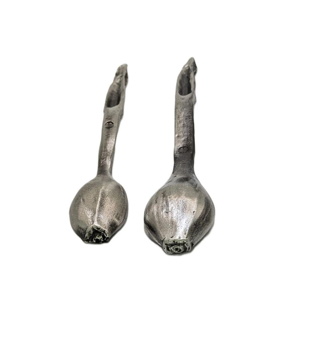 Encantador juego de pequeñas cucharas de peltre con forma de plátano, inspiradas en la naturaleza.