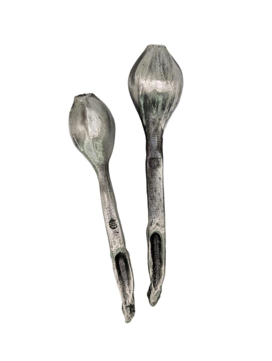 Encantador juego de pequeñas cucharas de peltre con forma de plátano, inspiradas en la naturaleza.