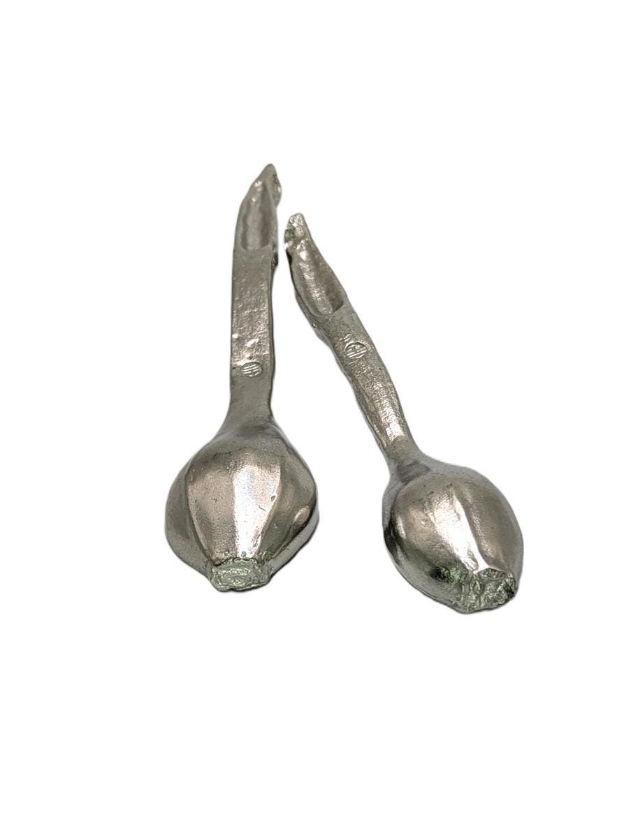 Encantador juego de pequeñas cucharas de peltre con forma de plátano, inspiradas en la naturaleza.