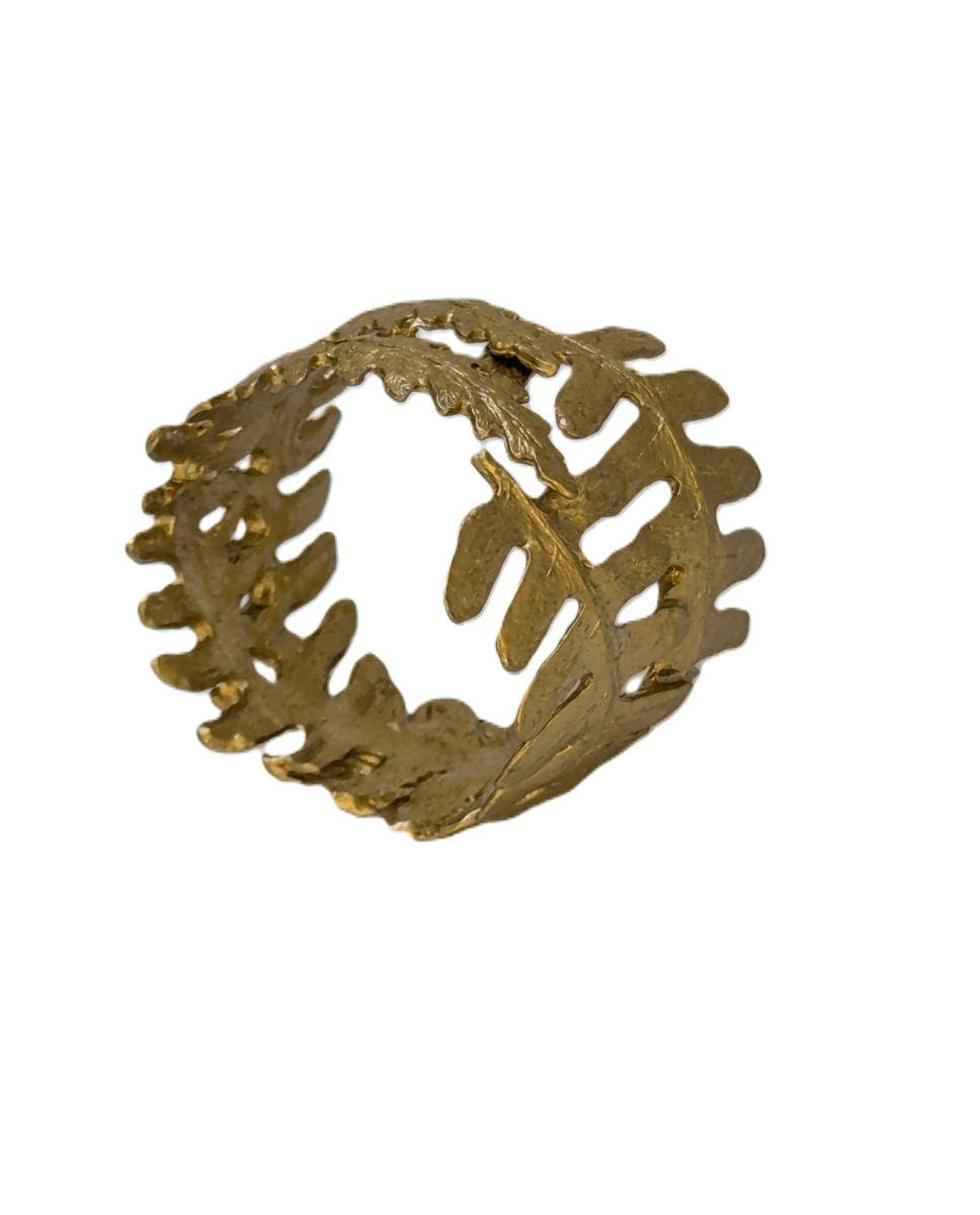 Juego de 4 y 6 servilleteros ajustables de peltre Fern, inspirados en la naturaleza.