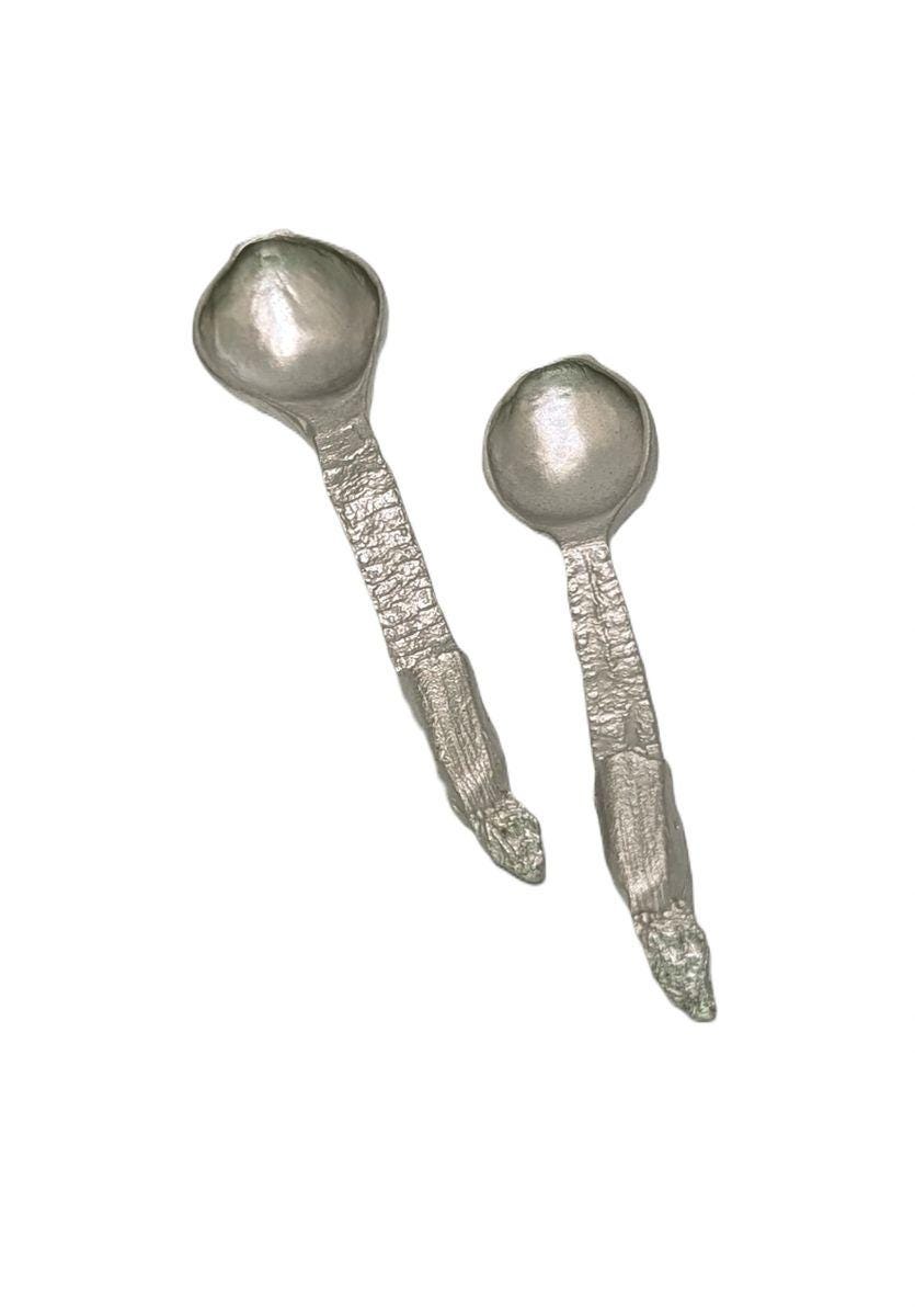 Encantador juego de pequeñas cucharas de peltre con forma de plátano, inspiradas en la naturaleza.