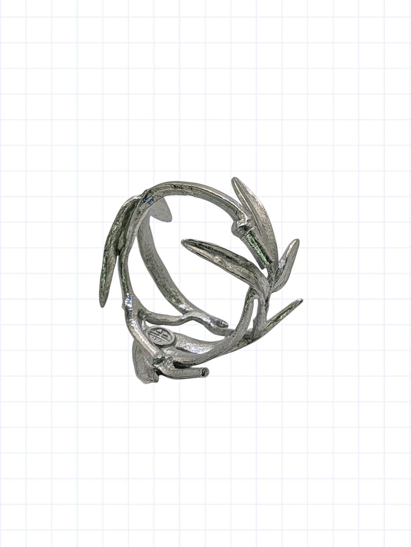 Juego de 4 servilleteros ajustables de peltre y bambú inspirados en la naturaleza.