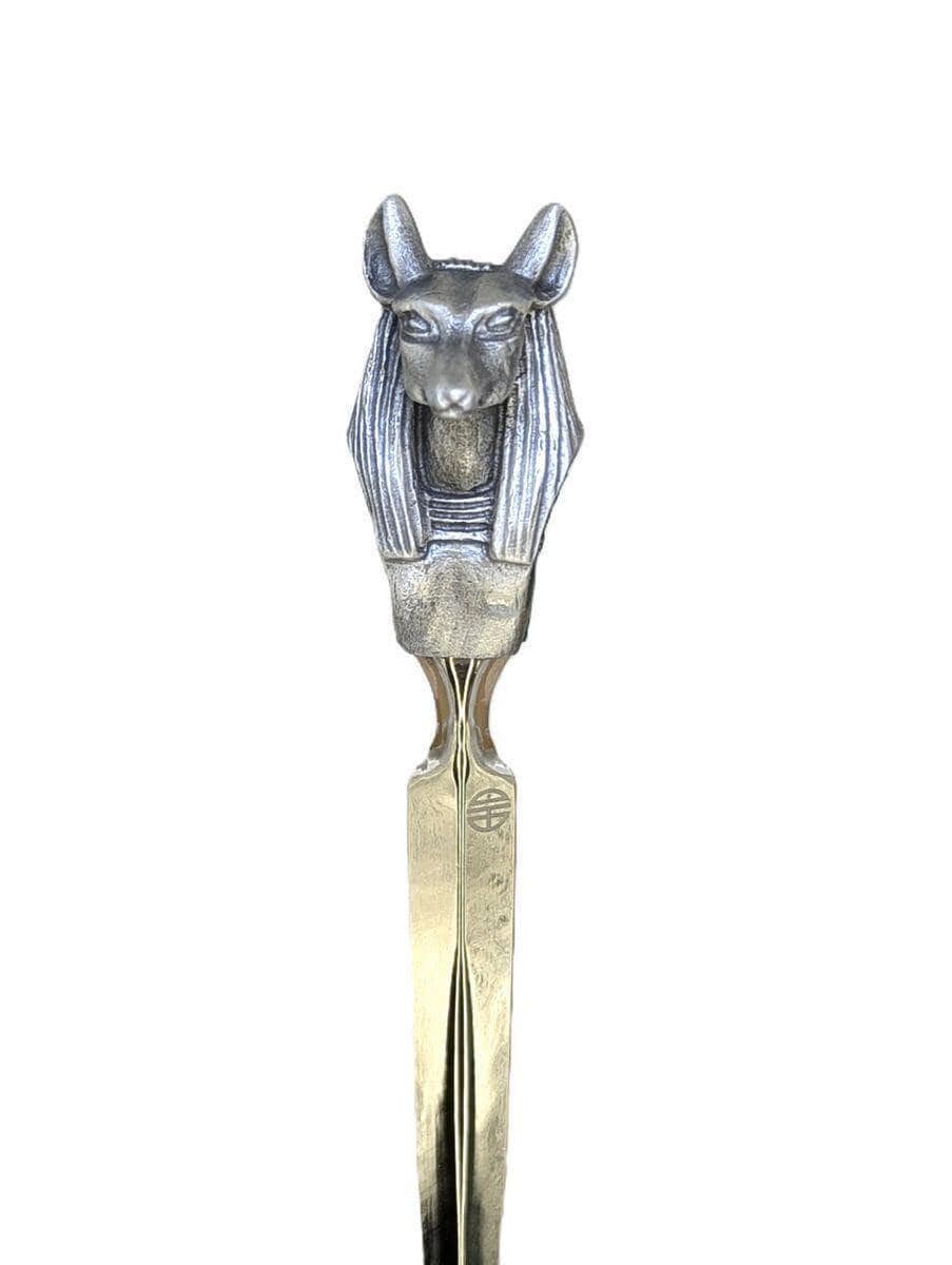 Abrecartas de estaño con la imagen del dios egipcio Anubis.