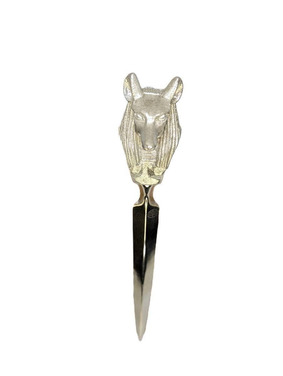 Abrecartas de estaño con la imagen del dios egipcio Anubis.