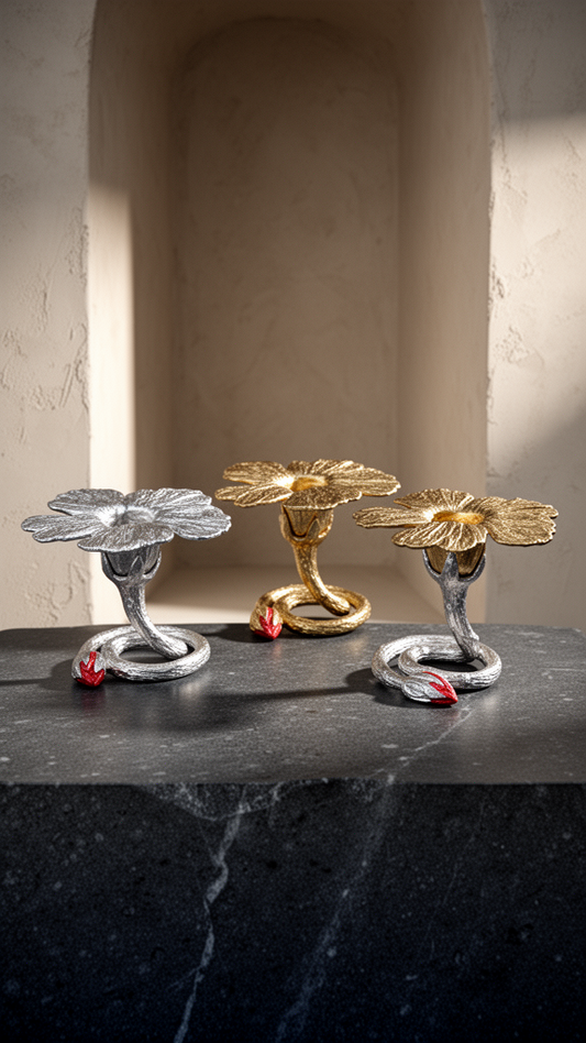 Portavelas cónico de peltre con diseño de hibisco, decoración para el hogar inspirada en la naturaleza.